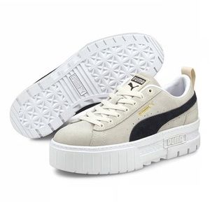 Women’s puma sneakers.